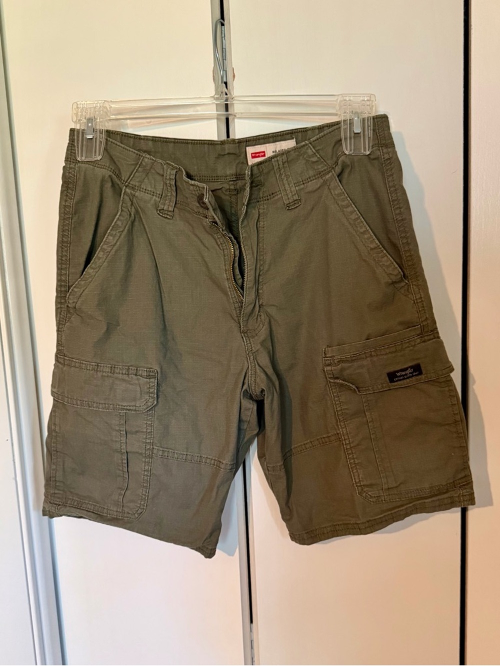 Men’s Wrangler Army Green/Olive Cargo Shorts Size 30, Like New
